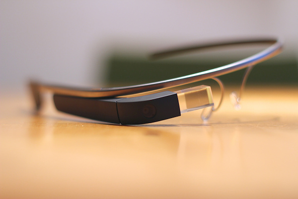 Immagine che mostra i Google Glass in primo piano