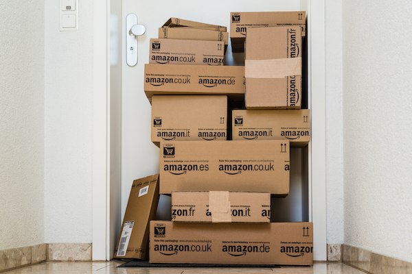 Foto che mostra alcuni pacchi Amazon in pila