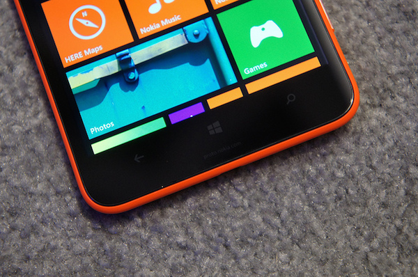 Foto che mostra la parte inferiore del Nokia Lumia 1320