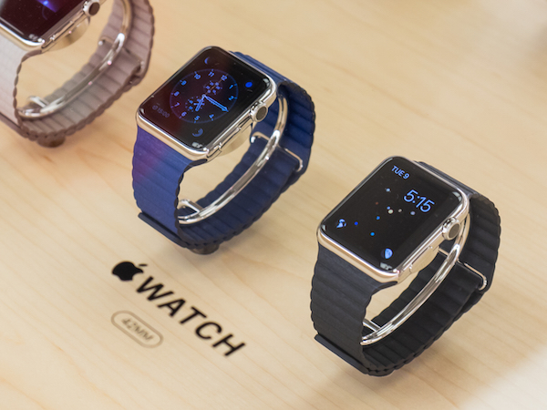 Foto che mostra degli Apple Watch in Apple Store