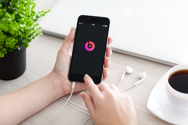 Foto che mostra l'app Beats Music su iPhone
