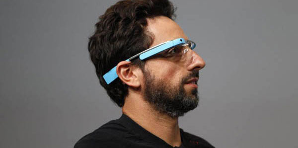 Foto che mostra Sergey Brin che indossa i Google Glass
