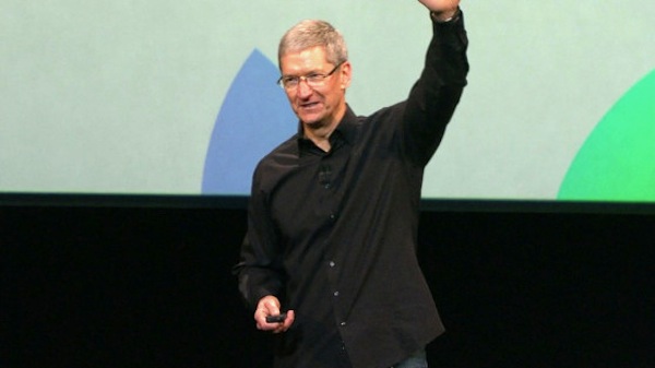 Foto in primo piano di Tim Cook durante un evento Apple
