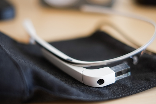 Foto che mostra i Google Glass in primo piano