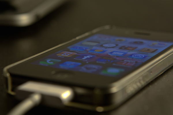 Apple: sostituzione gratuita dei caricabatterie difettosi per iPhone