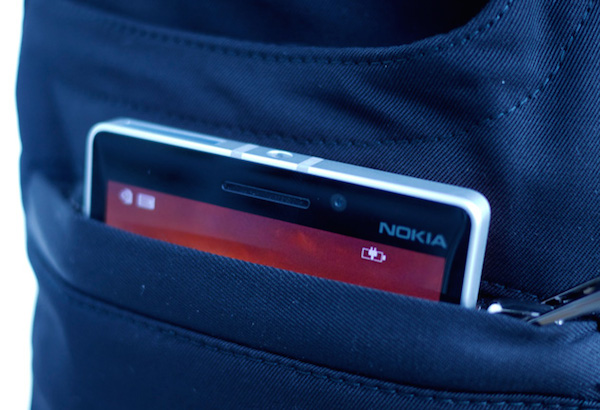 Microsoft, un pantalone smart per ricaricare senza fili lo smartphone