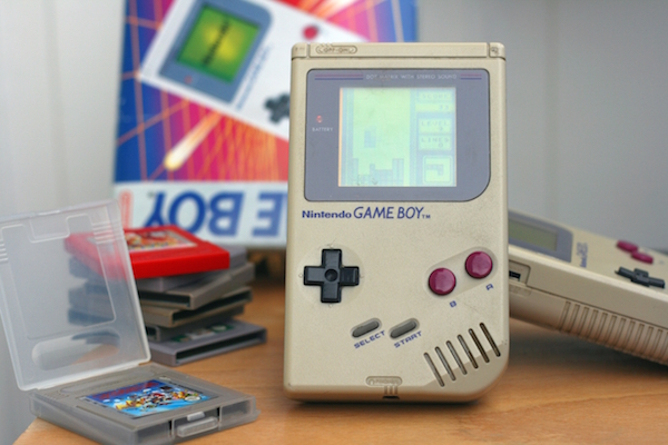 Foto di un Game Boy con giochi