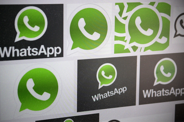 Foto che mostra il logo di WhatsApp in differenti modalità