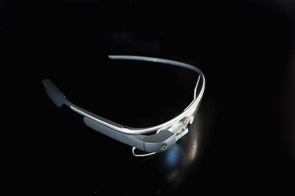 Foto che mostra un paio di Google Glass 