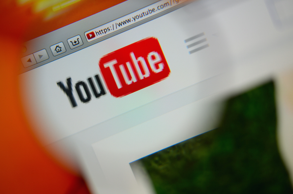 Foto che mostra il logo di YouTube in primo piano 