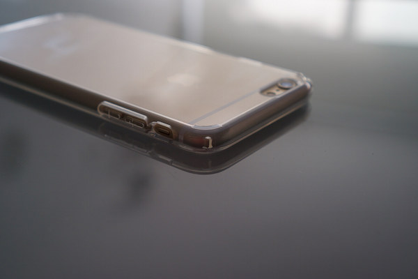 Foto della cover Spigen applicata a iPhone 6 Plus