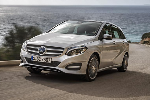 La nuova Mercedes-Benz Classe B 250 4MATIC perfettamente incollata alla strada grazie alla trazione integrale.