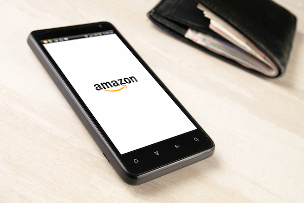 Foto che mostra il logo di Amazon su uno smartphone