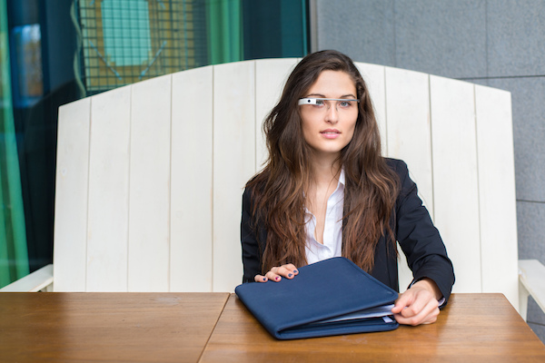 Foto di una donna che indossa i Google Glass