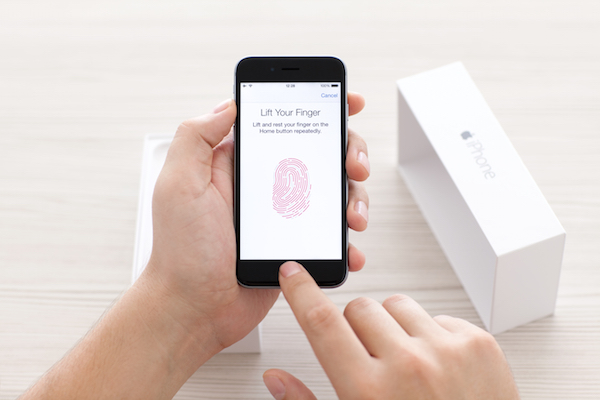 Foto che mostra il funzionamento di Touch Id di Apple su iPhone 