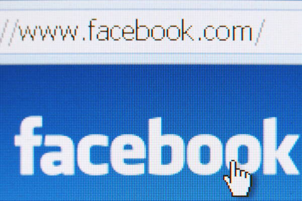 Foto che mostra il logo di Facebook in primo piano