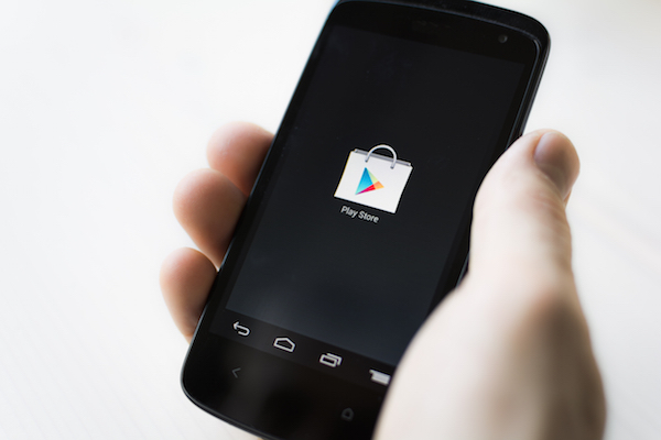 Foto che mostra l'icona dell'app Google Play su smartphone