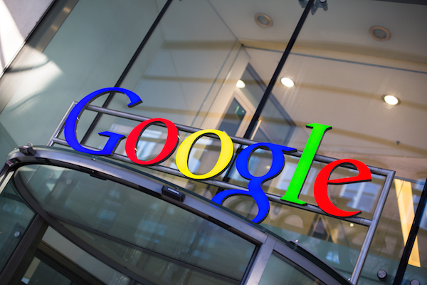 Foto che mostra il logo di Google sull'ingresso di un edificio