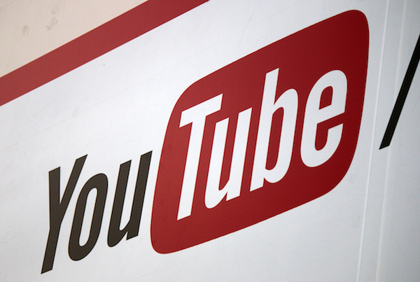 Foto che mostra il logo di YouTube in primo piano