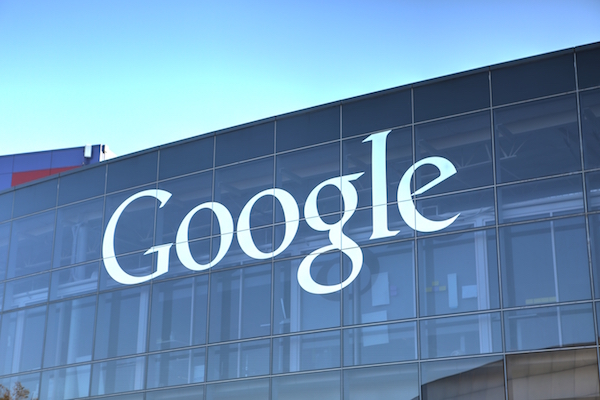 Foto che mostra il logo di Google su uno degli edifici presenti nella sede a Mountain View