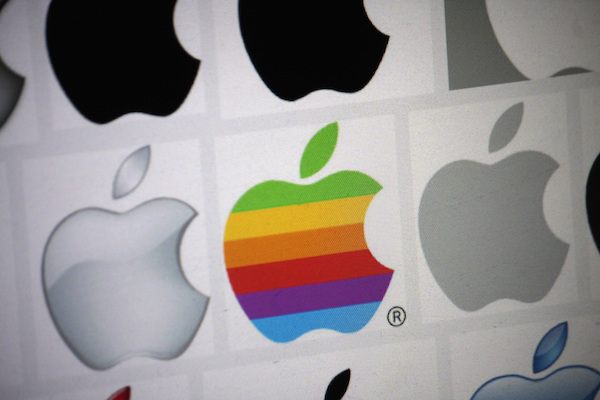 Immagine che mostra varie versioni del logo Apple