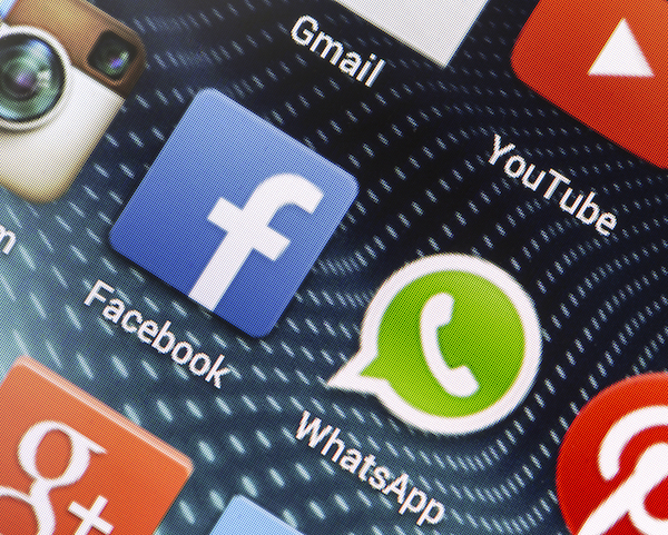Immagine che mostra l'icona dell'app di Facebook e quella di Whatsapp su smartphone Android