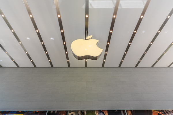 Foto che mostra il logo di Apple in un Apple Store