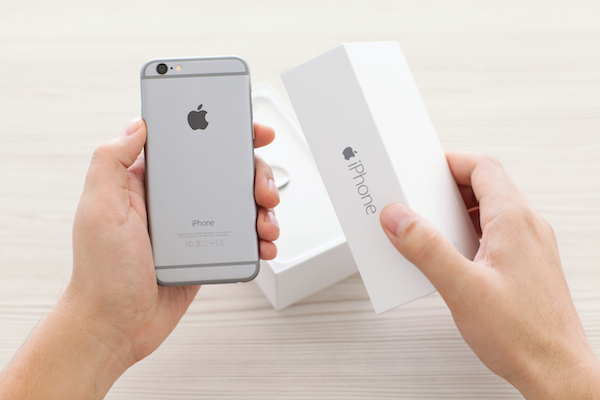 Foto che mostra un iPhone 6 e la sua confezione di vendita