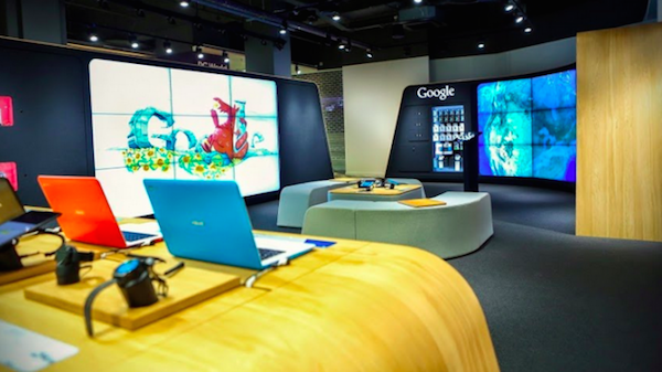 Foto dell'interno del negozio fisico che Google ha aperto a Londra