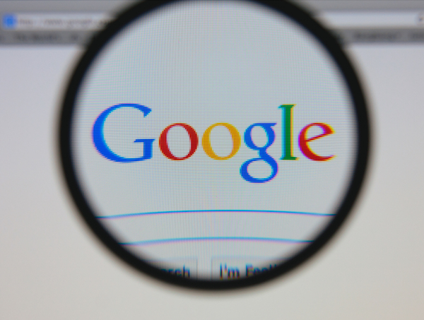 Foto che mostra il logo di Google sotto una lente