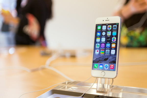 Foto che mostra un iPhone esposto in un Apple Store