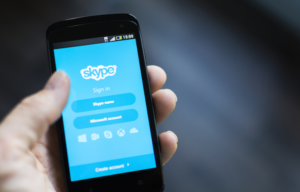 Foto che mostra l'app Skype in uso su uno smartphone Android