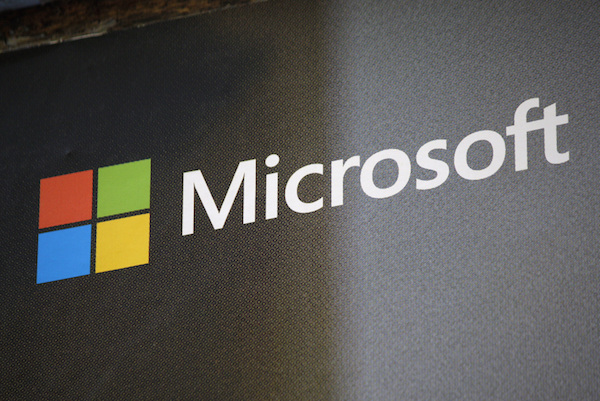 Foto che mostra il logo di Microsoft in primo piano