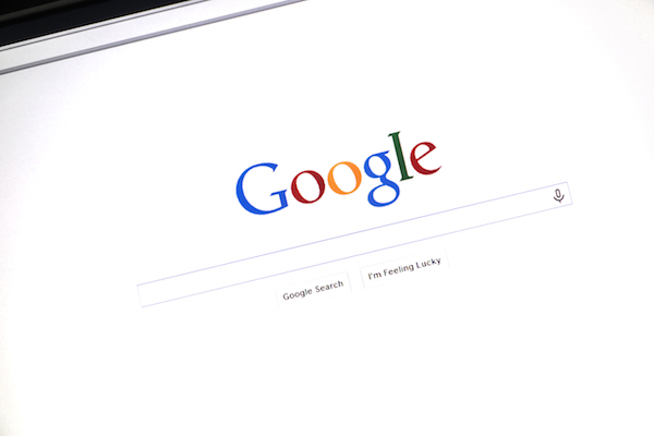Foto che mostra la homepage di Google Search in primo piano 