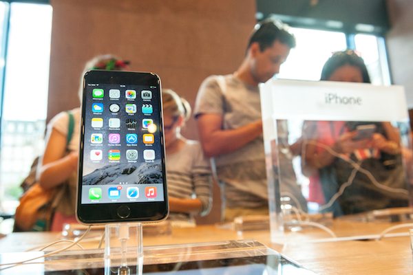 Foto che mostra un iPhone 6 venduto in Apple Store