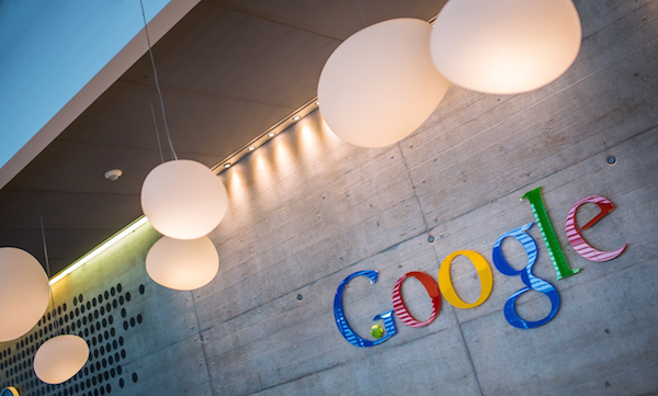 Immagine che mostra il logo di Google su di un muro