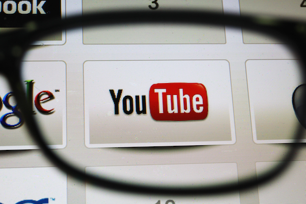 Immagine che mostra il logo di Youtube visto da un paio di occhiali