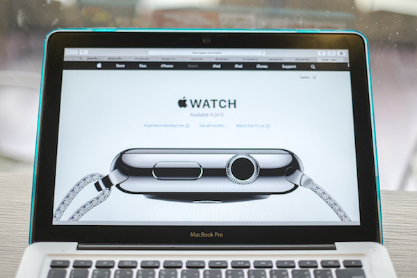 Foto che mostra la pagina web dedicata ad Apple Watch aperta su un MacBok Pro