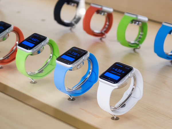 Foto che mostra una serie di Apple Watch esposti in Apple Store