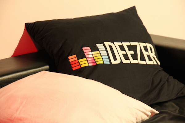 Foto di un cuscino con marchio Deezer
