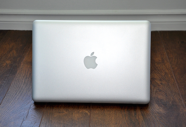 Foto che mostra la parte posteriore di un MacBook