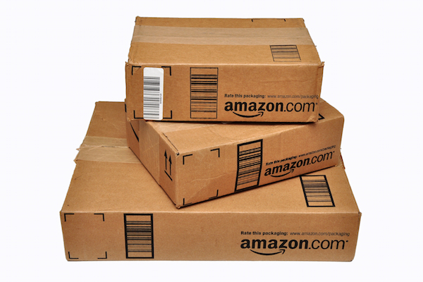 Foto che mostra alcuni pacchi Amazon