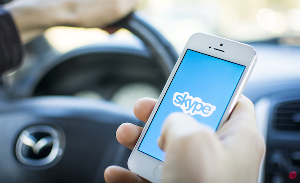 Foto che mostra l'app Skype in uso su iPhone
