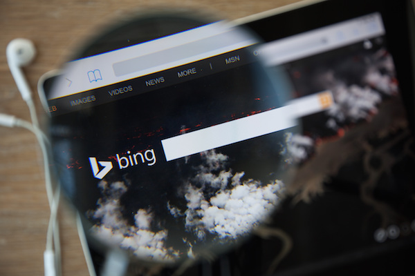 Foto che mostra il logo di Bing online