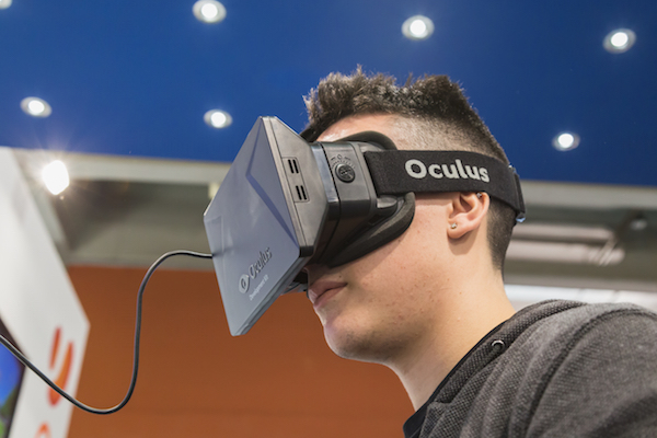 Foto che mostra un ragazzo che indossa Oculus Rift