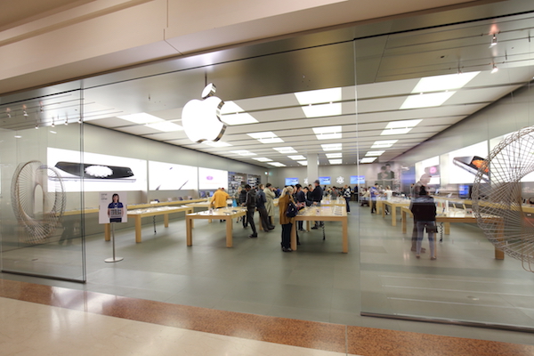 Foto dell'ingresso dell'Apple Store di Milano