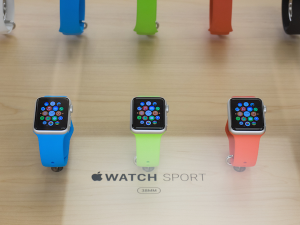 Foto che mostra una serie di Apple Watch Sport in Apple Store