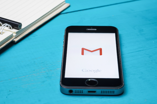 Foto dell'app Gmail in uso su iPhone