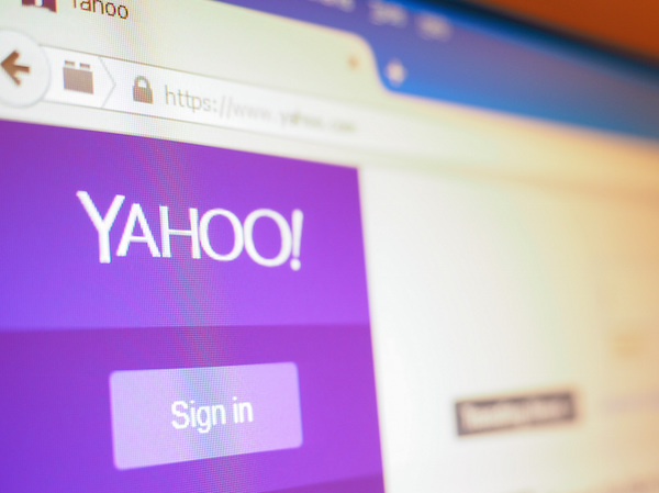 Foto che mostra il logo di Yahoo online