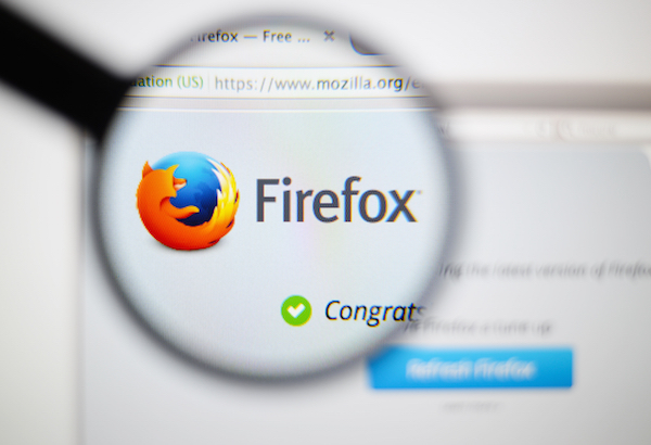 Foto che mostra il logo di Mozilla Firefox sotto una lente